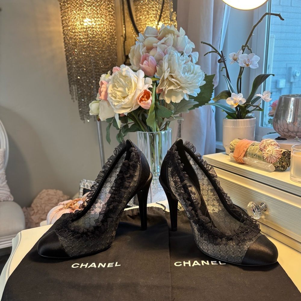 👠CHANEL Black Ruched Pumps.  Size 37 1/2 (US 7).  Excellent Condition.